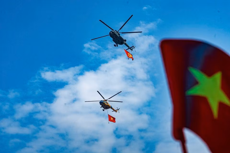 Эскадрилья вертолётов с партийным и государственным флагами репетирует над Ханоем в преддверии события А80. (Фото: ВИА).