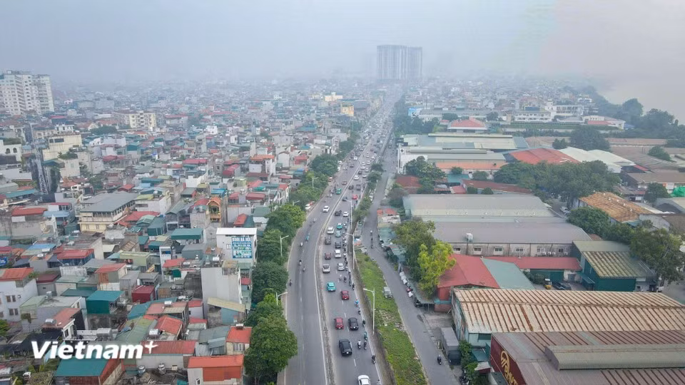 Поток автомобилей на дороге на Дэ Нгуен Кхоай. (Фото: Vietnam+)