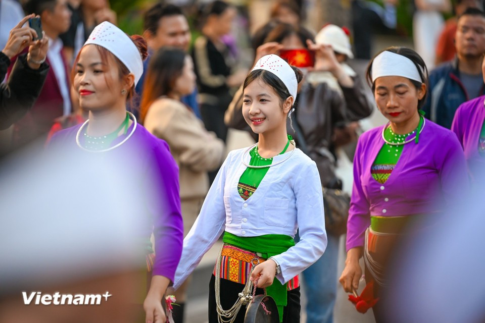 Тхань Зунг (15 лет) из Йенбай, района Бави (Ханой), с воодушевлением рассказала: «Я научилась играть на гонгах ещё в средней школе, и это мой первый выход с выступлением в центре столицы. Я хочу донести самобытную культуру народности Мыонг до жителей всей страны». (Фото: Vietnam+)