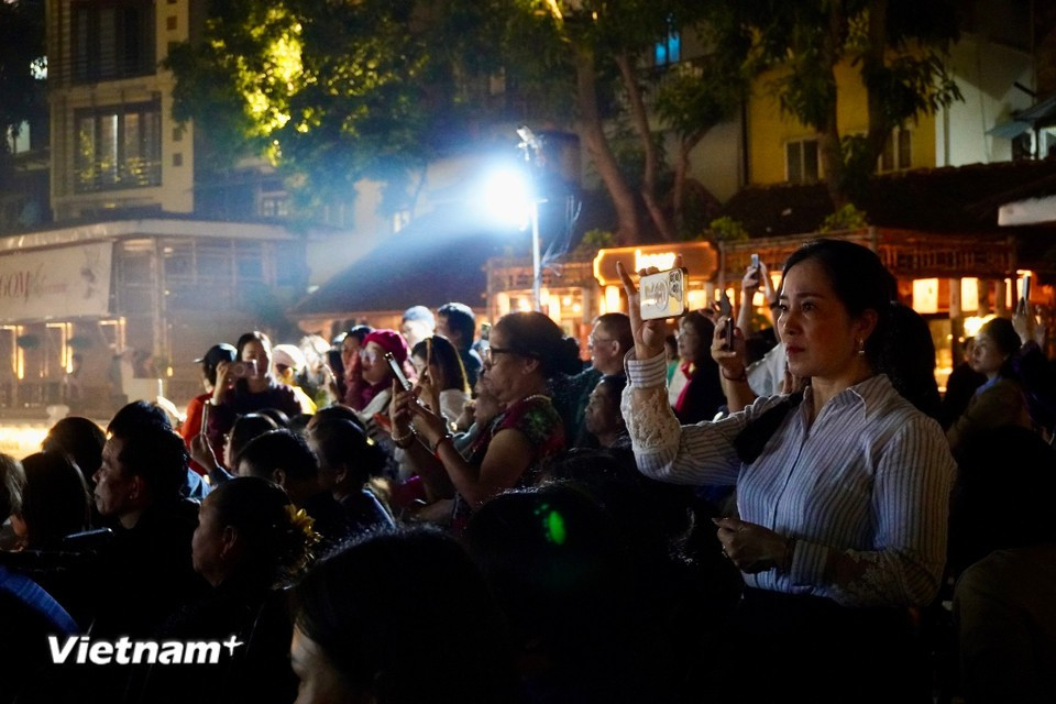 Житель Ханоя Лыу Линь Там из Ханоя поделился: «Музыка Центрального нагорья всегда вызывает у меня сильные эмоции. В ней есть нечто величественное, масштабное и трогательное. Звучание гонгов отражает свободный и открытый характер людей Центрального нагорья, подобный самому Великому нагорью». (Фото: Vietnam+)