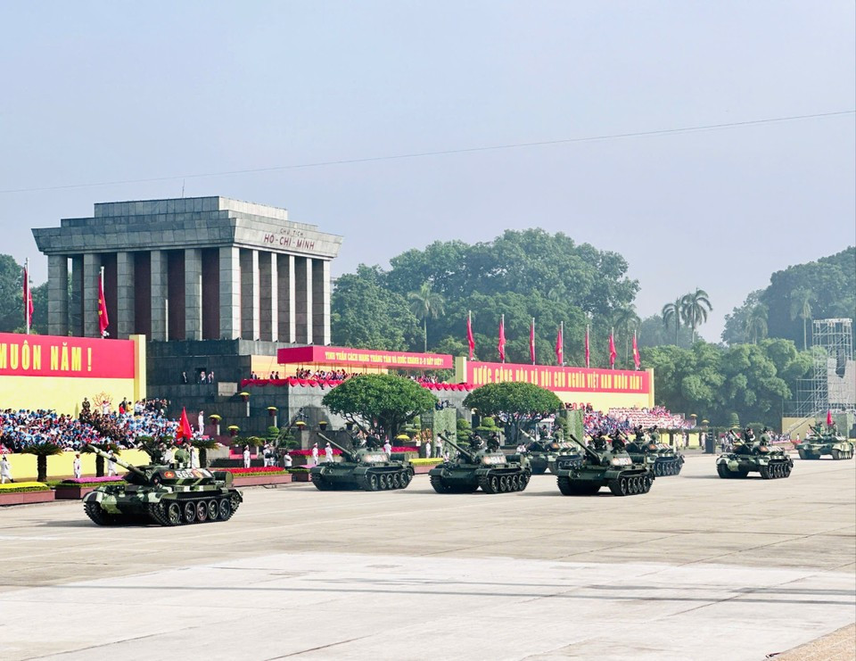 Во время исторических кампаний — Дыонг 9 – Нам Лао, Куангчи, Тэйнгуен, Хошимин — танки прославились героическими подвигами, продолжая писать славные страницы истории нации. (Фото: Vietnam+)