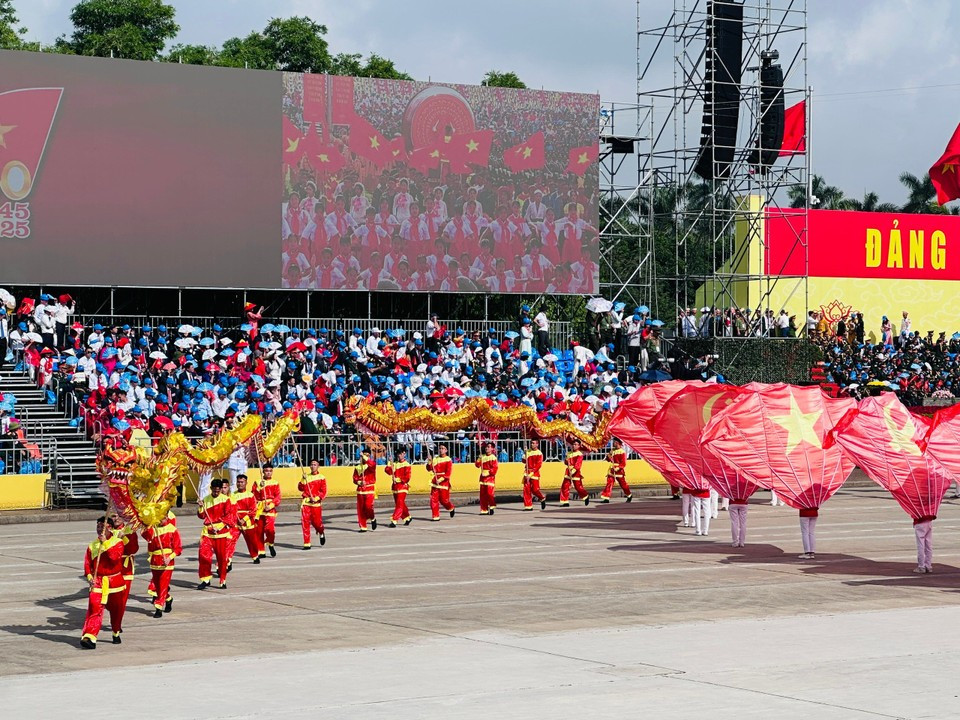 Каждый вьетнамец гордо вспоминает славный путь Родины и с верой смотрит в будущее. (Фото: Vietnam+)
