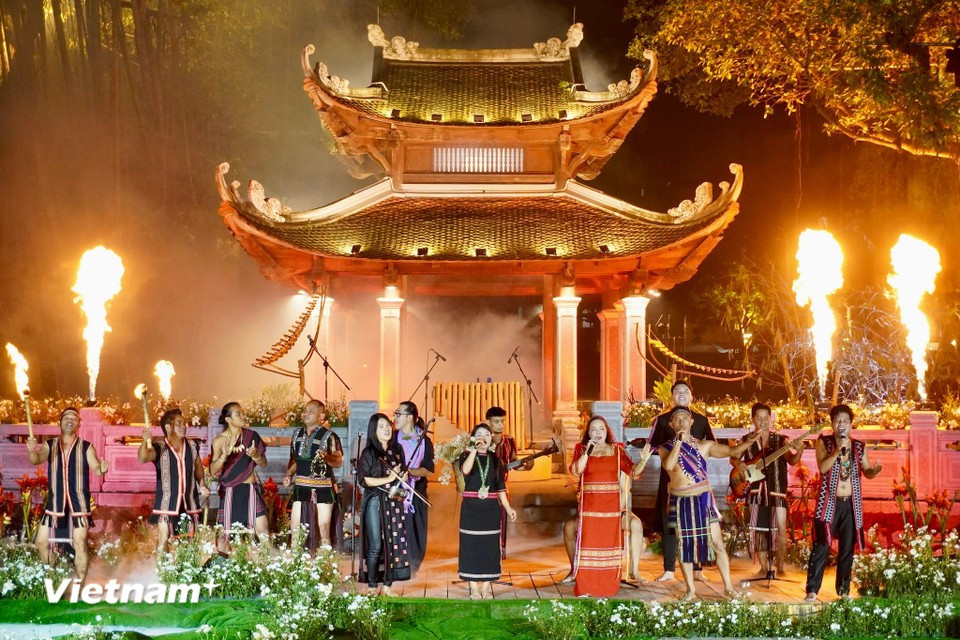 Вечером 6 ноября на озере Хо Ван (озеро Литература) (Ван Миеу — Куок Ты Жам, Ханой) состоялся художественный вечер «Зов Красной реки — отклик Великого нагорья», приуроченный к 20-летию признания Пространства культуры гонгов Центрального нагорья ЮНЕСКО шедевром устного наследия и нематериальным культурным наследием человечества. (Фото: Vietnam+)