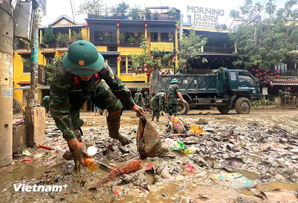 Из-за большого объема мусора, скопившегося в иле, многим военнослужащим приходилось работать, стоя по колено в грязи, вручную отделяя мусор для последующей утилизации. (Фото: Vietnam+)