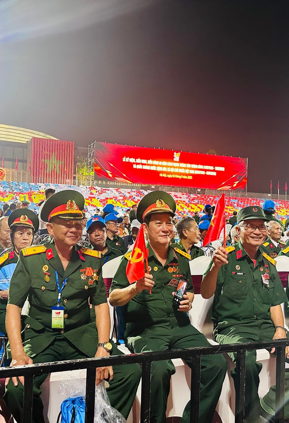 Ветераны сидят на трибунах, наблюдая за ходом церемонии, посвящённой 80-летию Августовской революции и Национального дня Социалистической Республики Вьетнам. (Фото: Vietnam+)