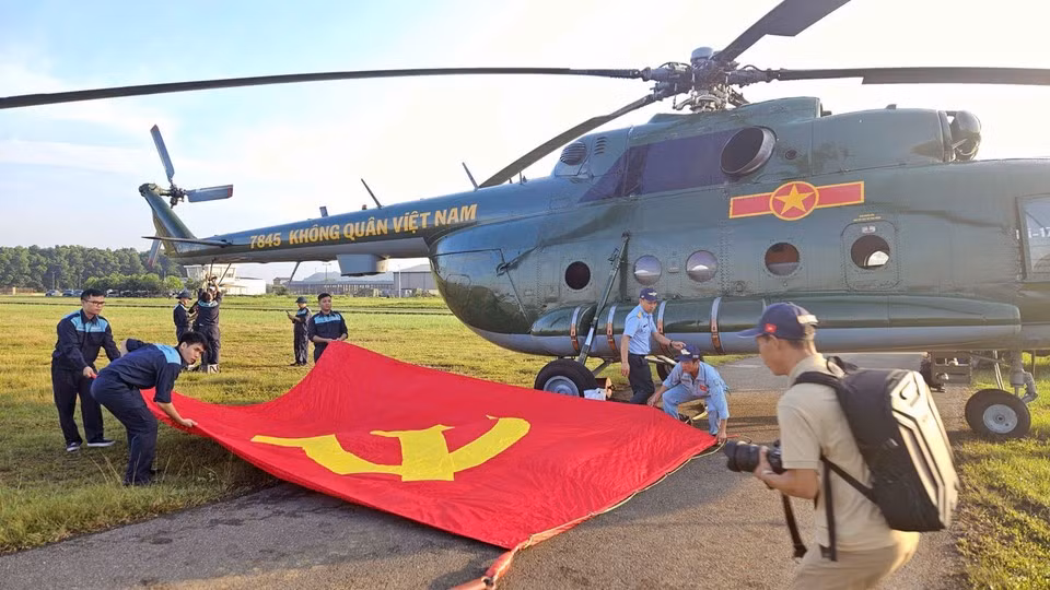 Вертолёт Ми-171 несёт флаг перед строевым тренировочным полётом. (Фото: ВИA).