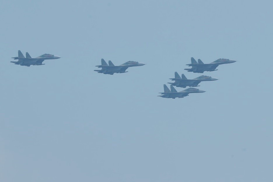 Пять истребителей Су-30МК2 отрабатывают строй «стрелой» в рамках подготовки к празднованию А80. (Фото: ВИА)