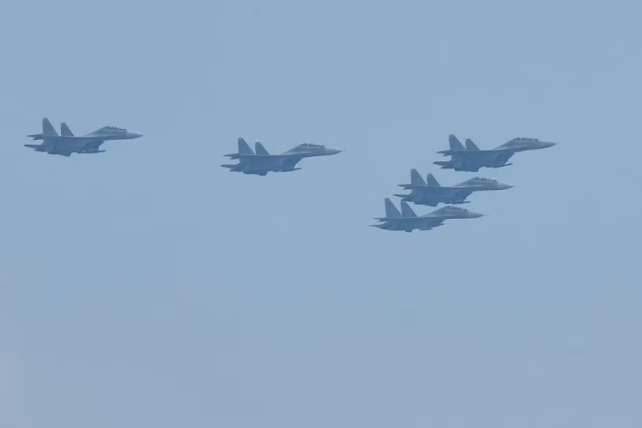Пять истребителей Су-30МК2 отрабатывают строй «стрелой» в рамках подготовки к празднованию А80. (Фото: ВИА)