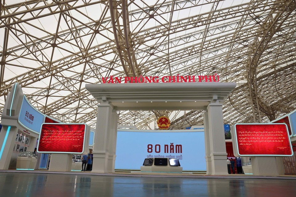 На выставке представлено 230 стендов центральных ведомств, 34 провинций и городов, а также предприятий. Это общенациональное политическое и культурное событие, ставшее одной из ярких особенностей мероприятий по случаю 80-летия Августовской революции и Дня независимости. На фото: стенд Канцелярии правительства на выставке. (Фото: ВИА)