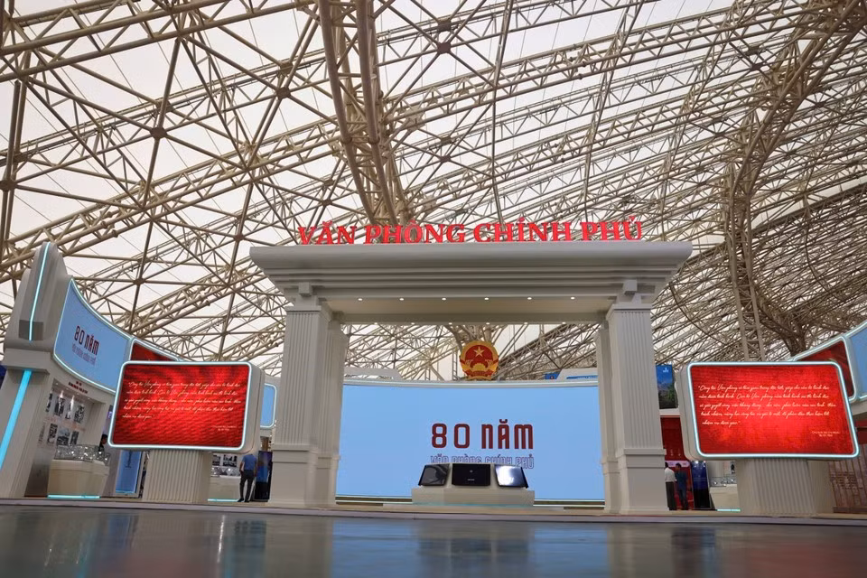 На выставке представлено 230 стендов центральных ведомств, 34 провинций и городов, а также предприятий. Это общенациональное политическое и культурное событие, ставшее одной из ярких особенностей мероприятий по случаю 80-летия Августовской революции и Дня независимости. На фото: стенд Канцелярии правительства на выставке. (Фото: ВИА)