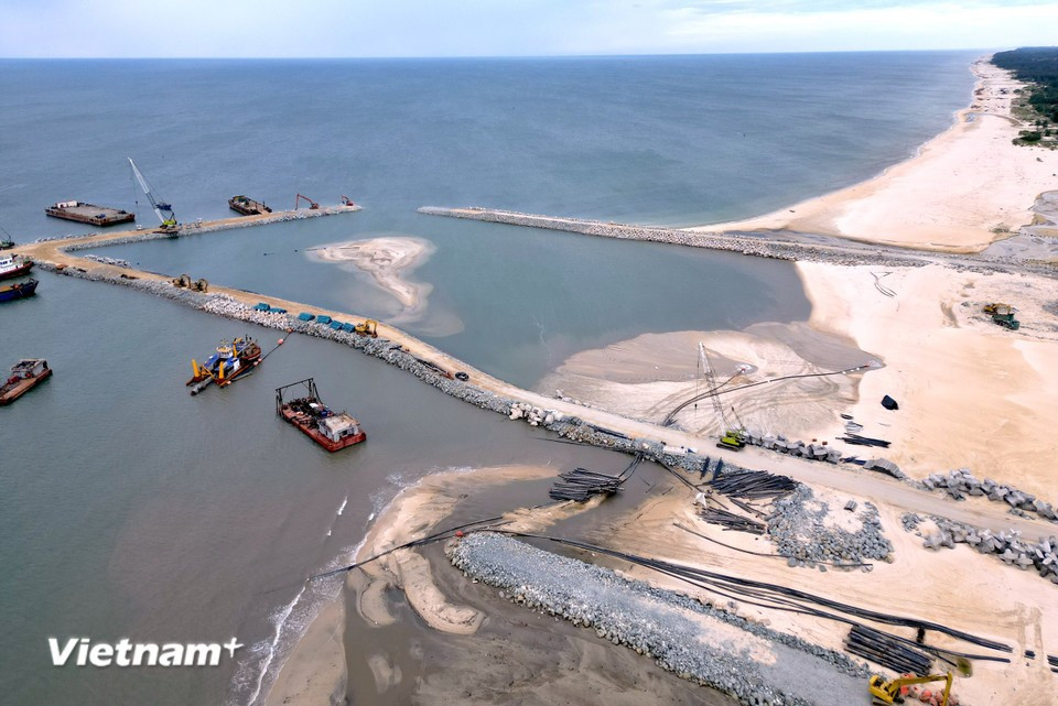 В марте 2024 года началась реализация первой очереди проекта. В настоящее время темпы строительства ускоряются, ожидается, что к концу 2025 года будет завершено строительство причала №1. (Фото: ТVietnam+)