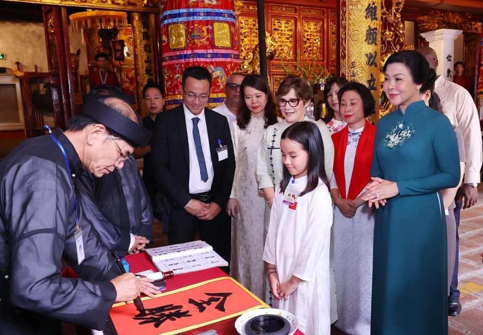 Мастер каллиграфии дарит иероглиф супруге Президента Кубы. (Фото: ВИА)