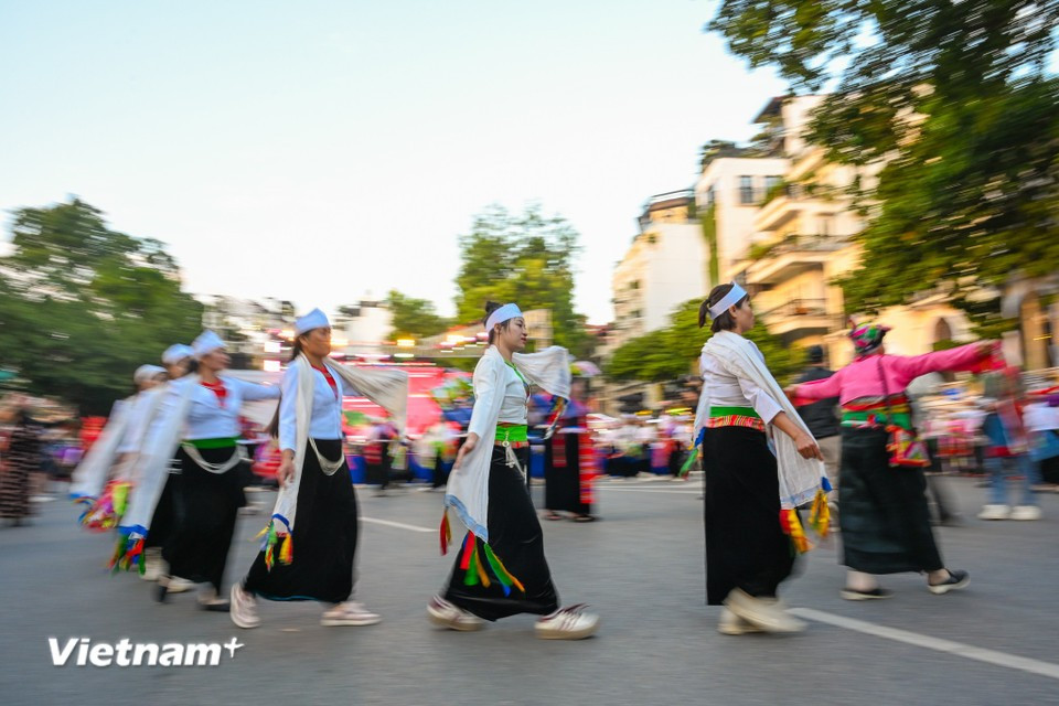 Фестиваль подтвердил роль культуры как эффективного канала внешних связей, создающего прочную основу для продвижения международного сотрудничества в сфере культуры и туризма, расширения возможностей культурного обмена с другими странами мира, обогащения национальной культурной идентичности и укрепления международных связей Вьетнама. (Фото: Vietnam+)