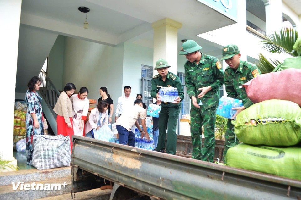 В общинах Олоан, Тюй Ан Нам и Тюй Ан Донг пограничная застава Анхай мобилизовала офицеров и военнослужащих для взаимодействия с силами полиции и местных военных подразделений в приеме, погрузке и транспортировке 25 тонн предметов первой необходимости для распределения среди пострадавших деревень. (Фото: Вьетнам+)