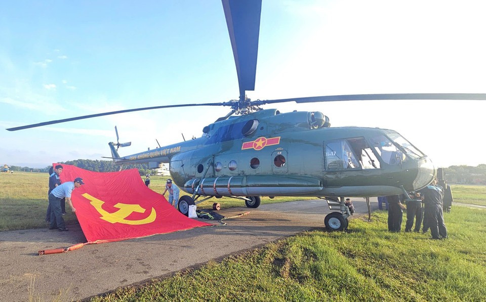 Вертолёт Ми-171 несёт флаг перед строевым тренировочным полётом. (Фото: ВИA).