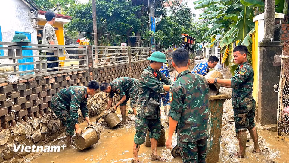 Работы велись как на крупных улицах, так и в узких переулках. (Фото: Vietnam+)