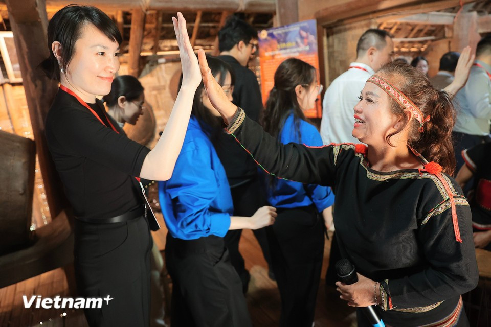 Каждая делегация, посетившая деревню культуры и туризма народностей Вьетнама, уезжает с радостными впечатлениями и теплыми воспоминаниями о гостеприимстве этнических меньшинств страны. (Фото: Vietnam+)
