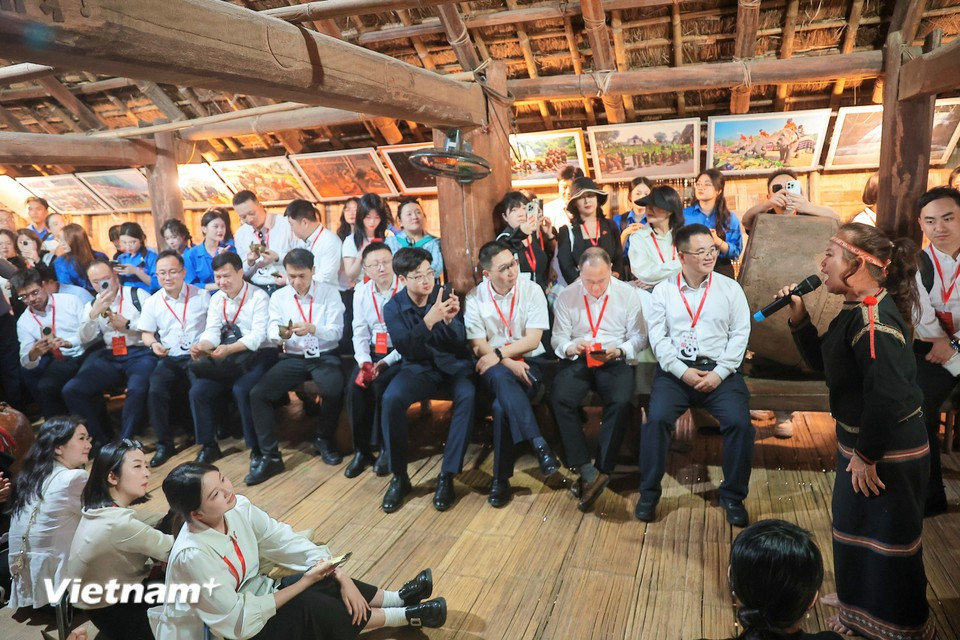 Здесь делегации слушают рассказы и знакомятся с характерными культурными историями народности Эде во Вьетнаме. (Фото: Vietnam+)