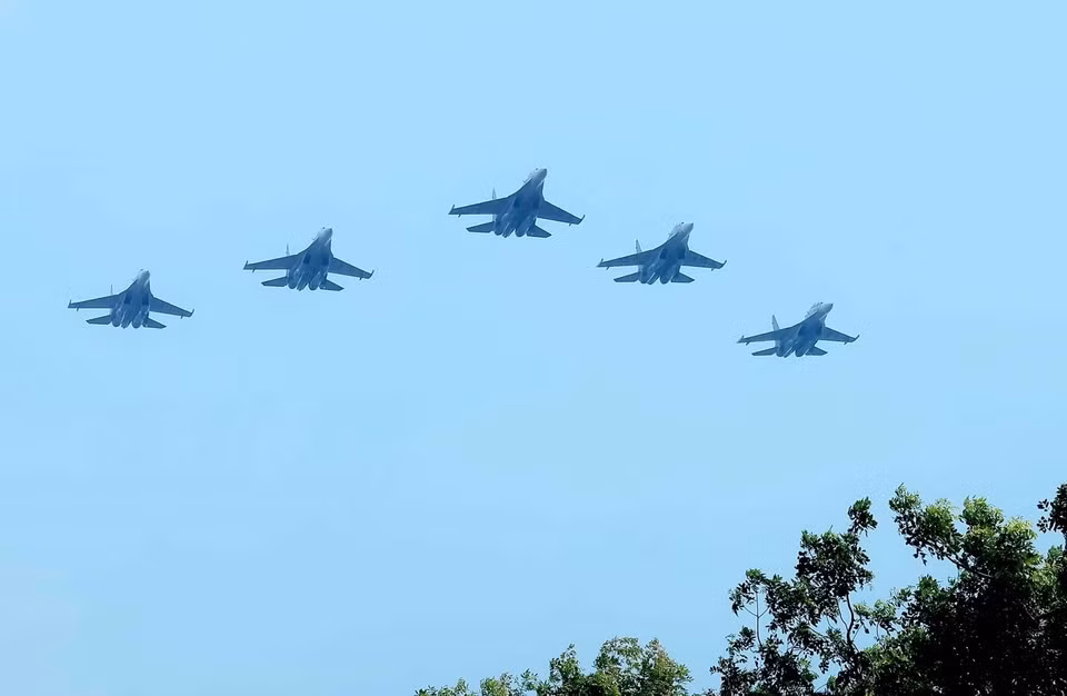 Пять истребителей Су-30МК2 отрабатывают строй «стрелой» в рамках подготовки к грандиозному празднованию А80. (Фото: ВИА)