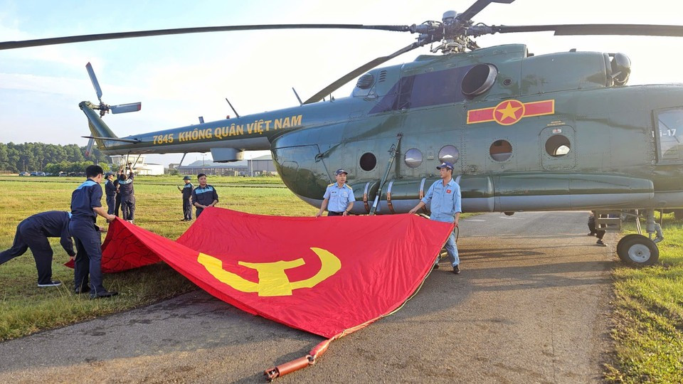 Вертолёт Ми-171 несёт флаг перед строевым тренировочным полётом. (Фото: ВИA).