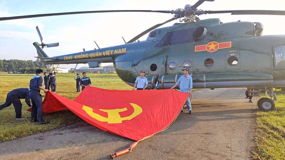 Вертолёт Ми-171 несёт флаг перед строевым тренировочным полётом. (Фото: ВИA).