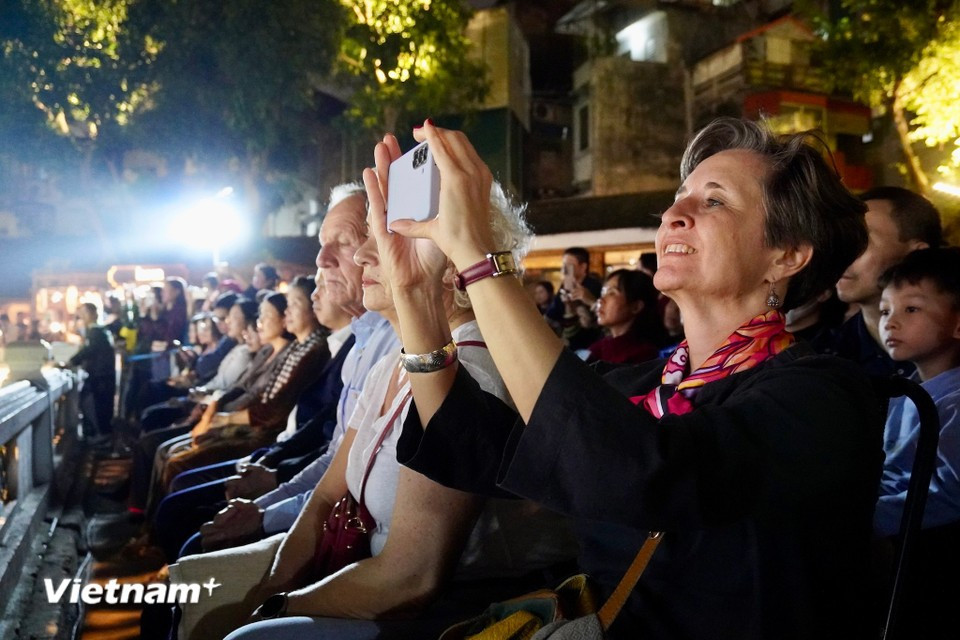 Иностранные туристы с интересом наблюдали за выступлением с гонгами. (Фото: Vietnam+)