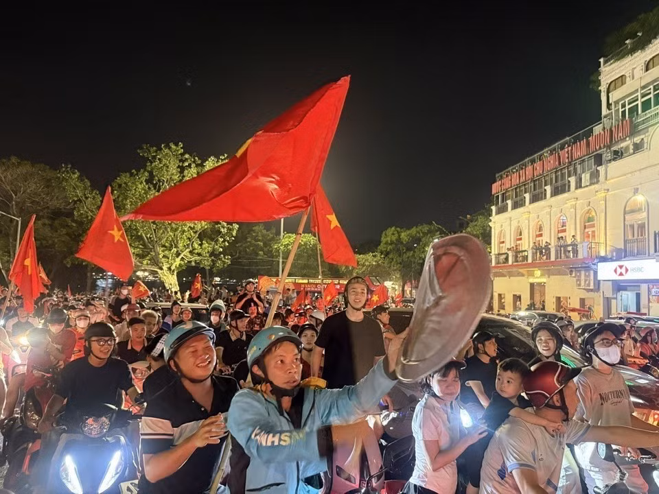 Болельщики празднуют на главных улицах Ханоя после финала. (Фото: ВИА)