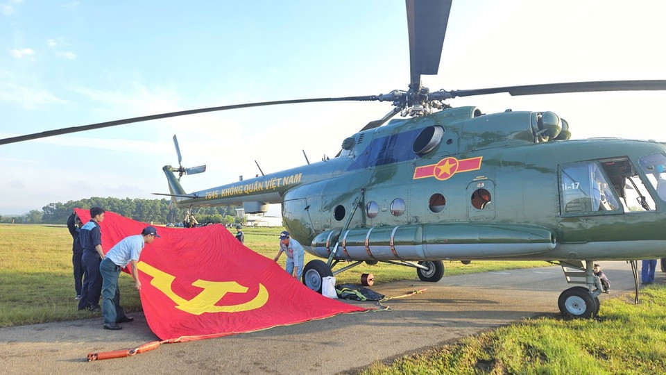 Вертолёт Ми-171 несёт флаг перед строевым тренировочным полётом. (Фото: ВИA).