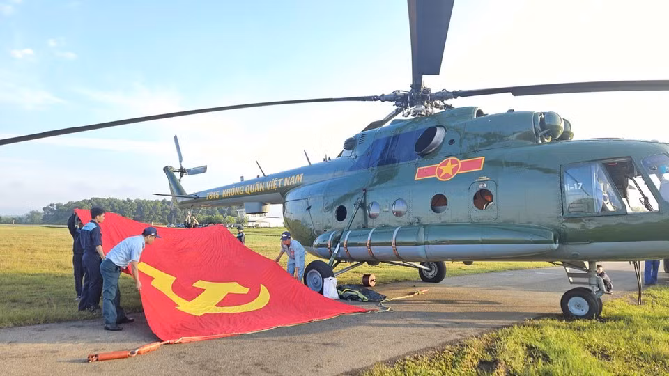 Вертолёт Ми-171 несёт флаг перед строевым тренировочным полётом. (Фото: ВИA).
