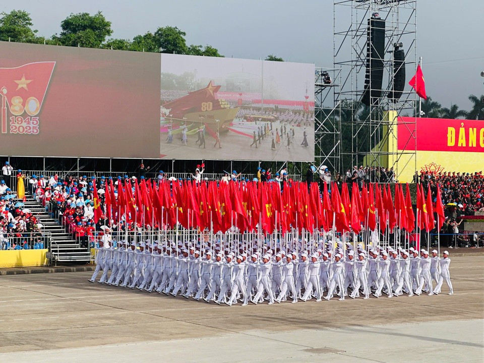 Яркие, развевающиеся флаги выражают гордость и достоинство вьетнамского народа. (Фото: Vietnam+)