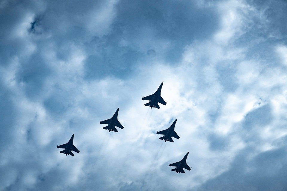 Пять истребителей Су-30МК2 репетируют строем «стрела» в рамках подготовки к грандиозному празднованию А80. (Фото: ВИА).