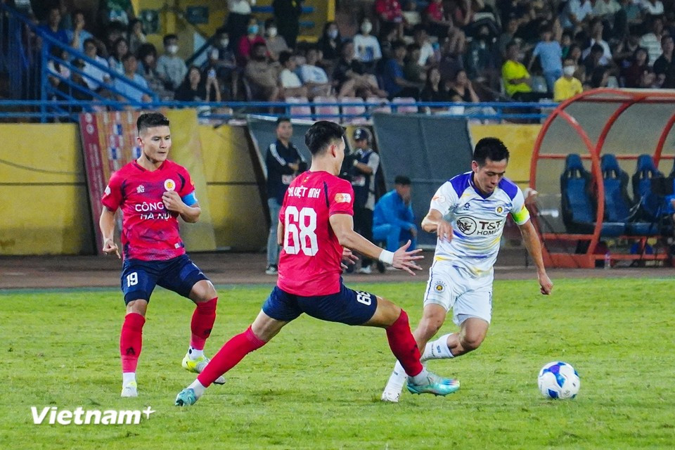 Ван Кует (в белом) находился под плотной опекой в этом матче. (Фото: Vietnam+)