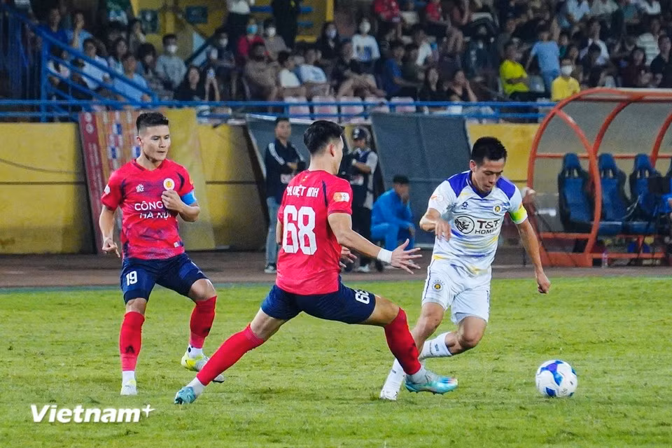 Ван Кует (в белом) находился под плотной опекой в этом матче. (Фото: Vietnam+)