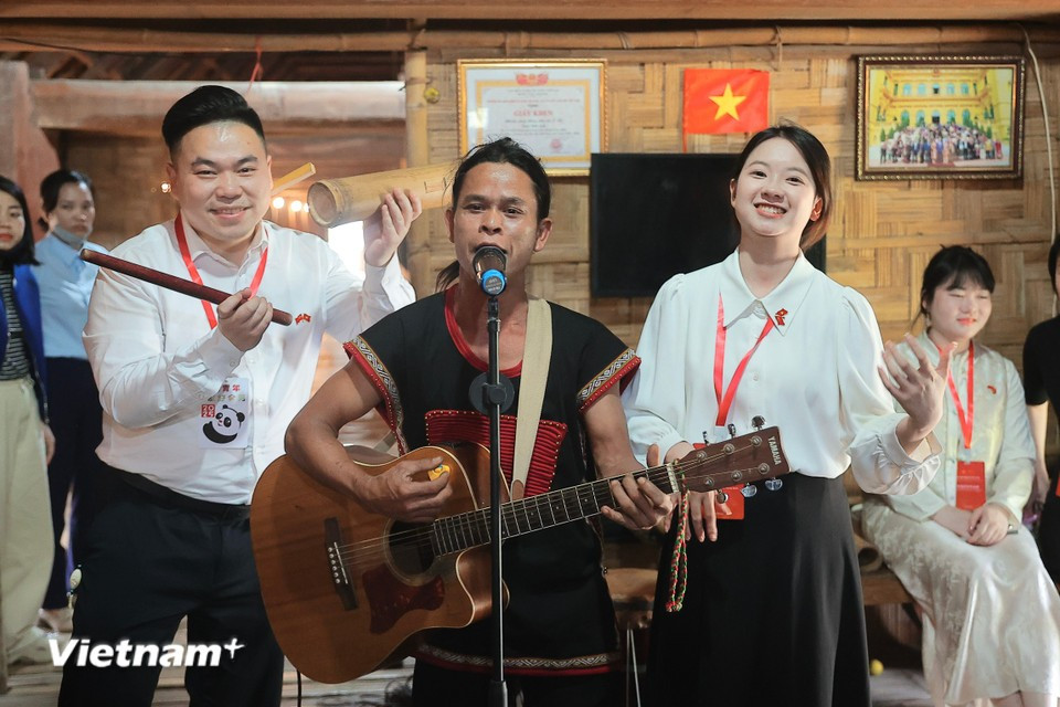 Туристы с интересом принимают участие в программах с колоритом Центрального нагорья. (Фото: Vietnam+)