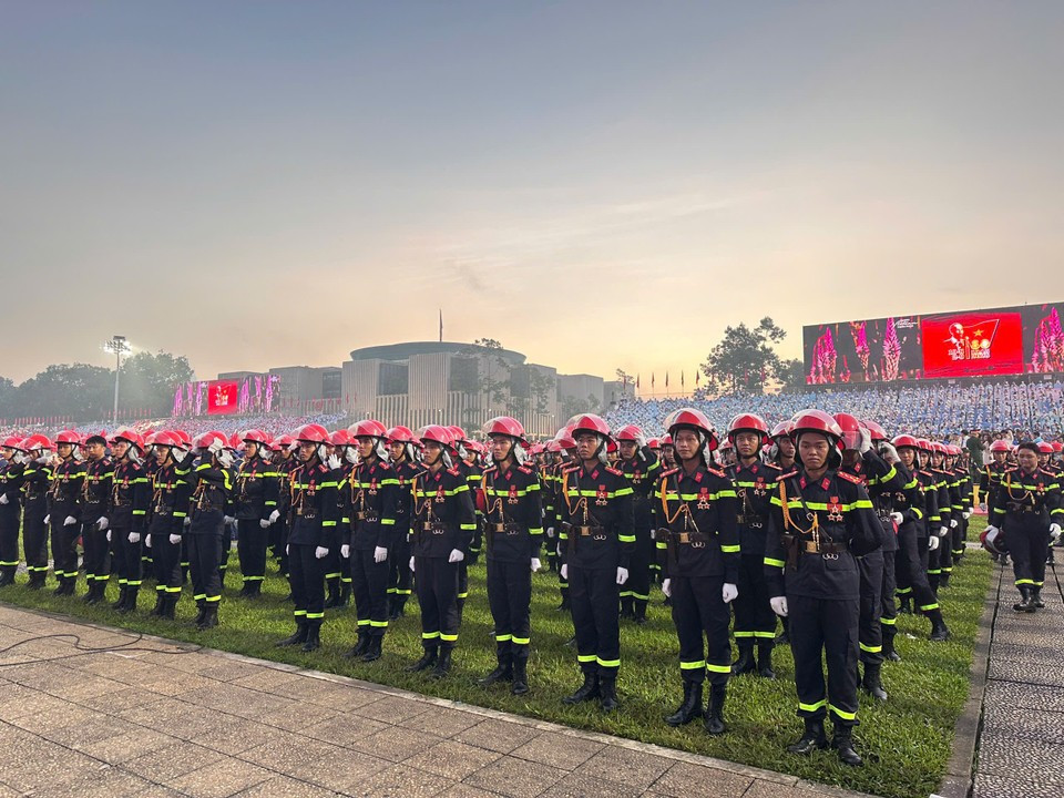 Рассвет над площадью Бадинь утром 2 сентября. (Фото: Vietnam+)