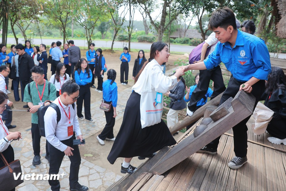 Делегация китайской молодежи посещает длинный дом народности Эде. (Фото: Vietnam+)