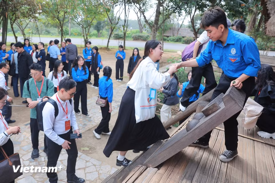 Делегация китайской молодежи посещает длинный дом народности Эде. (Фото: Vietnam+)