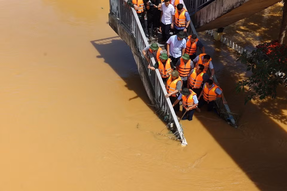 Премьер-министр Фам Минь Тьинь руководит работами по спасению и ликвидации последствий наводнения в провинции Тхайнгуен. (Фото: ВИА)
