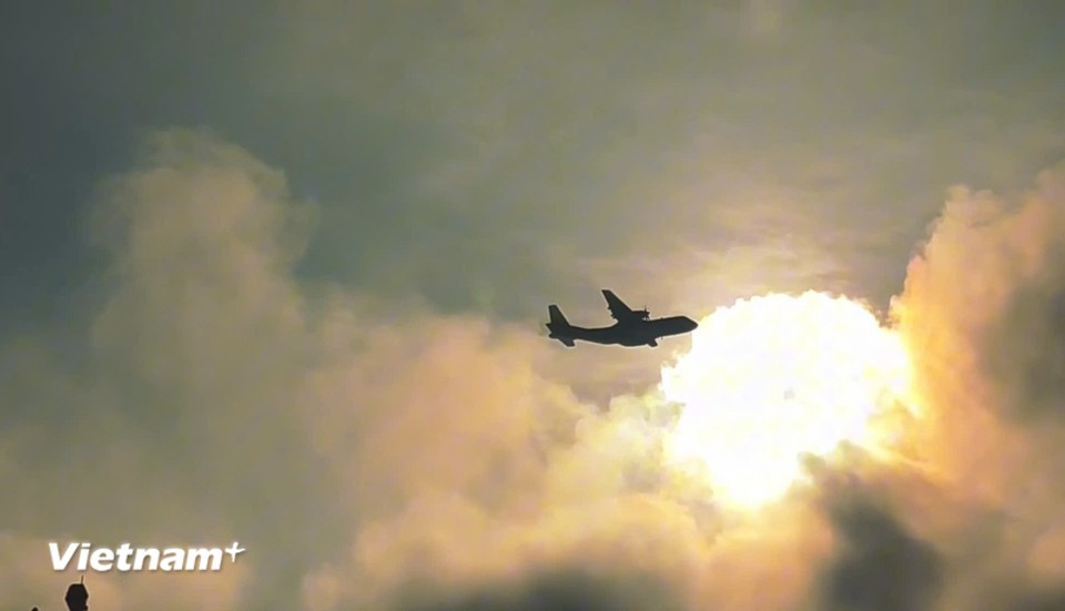 Пролет эскадрильи Геройских Военно-воздушных сил Народной армии Вьетнама над площадью Бадинь. (Фото: Vietnam+)