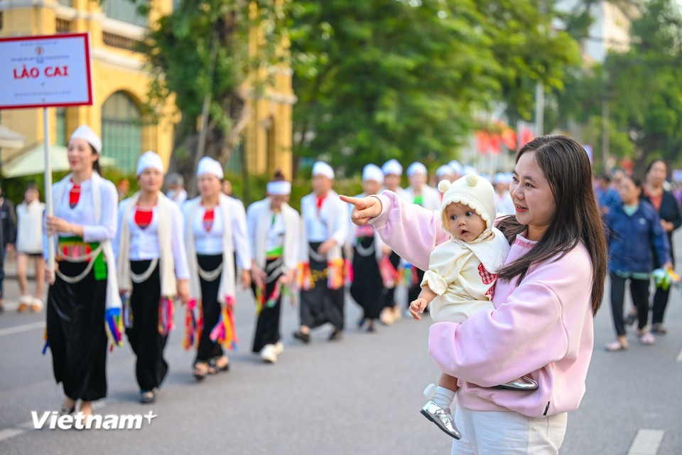 Это также стало возможностью для руководителей Партии, Государства и центральных министерств и ведомств вручить подарки представителям этнических общин — участникам фестиваля, отметив и поощрив усилия по сохранению и развитию традиционных культурных ценностей, продемонстрировав глубокую заботу Партии и Государства о народах страны, а также укрепляя единство и устойчивое развитие многообразной национальной культуры. (Фото: Vietnam+)