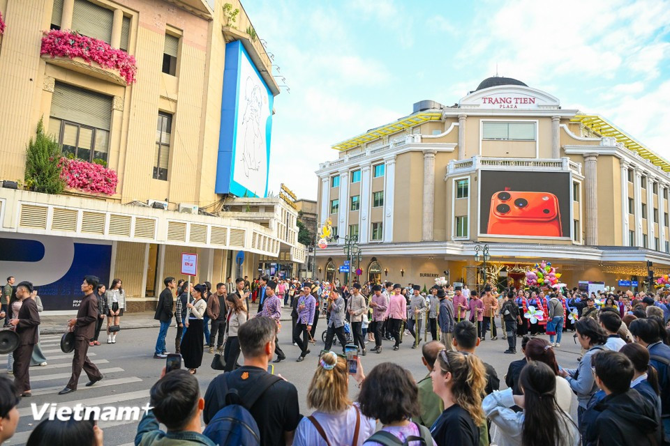 Тысячи жителей столицы останавливались, чтобы полюбоваться яркими выступлениями представителей народности Мыонг. (Фото: Vietnam+)