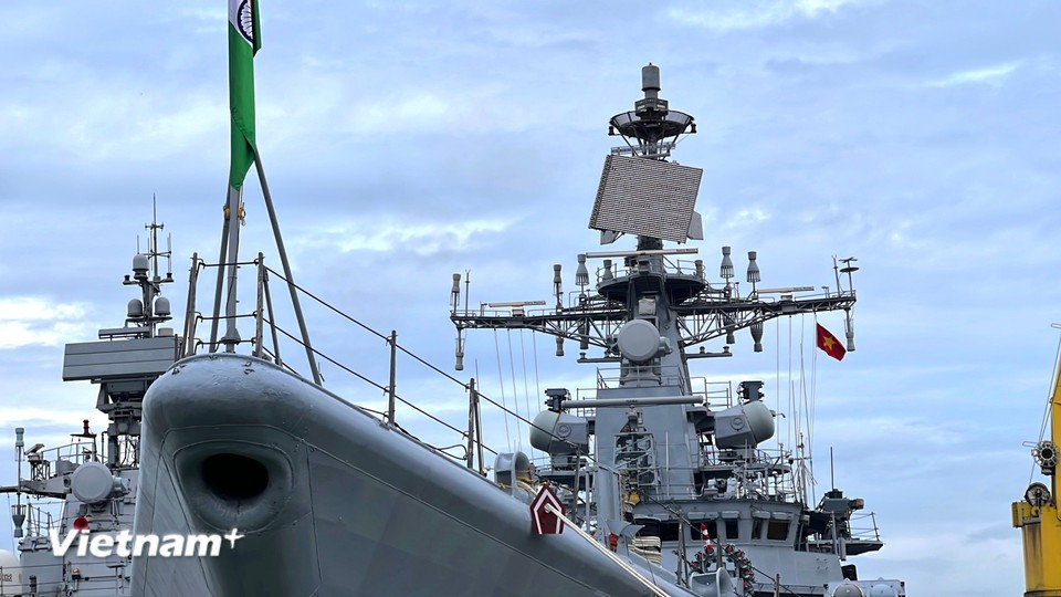 INS Delhi — многоцелевой эсминец класса «Дели», спроектированный и построенный Индией. Длина эсминца составляет 163 метра, водоизмещение — около 6700 тонн, максимальная скорость — 30 морских миль в час. (Фото: Vietnam+)