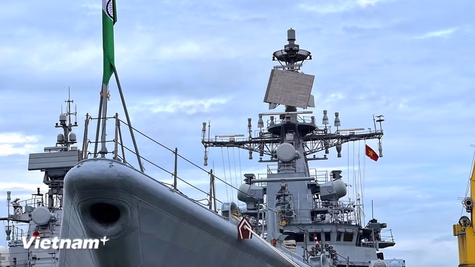 INS Delhi — многоцелевой эсминец класса «Дели», спроектированный и построенный Индией. Длина эсминца составляет 163 метра, водоизмещение — около 6700 тонн, максимальная скорость — 30 морских миль в час. (Фото: Vietnam+)