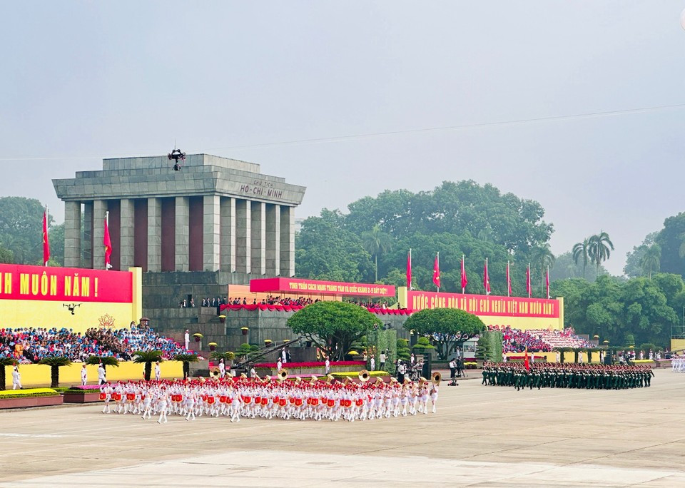 Женский оркестр и колонна офицеров Сухопутных войск торжественно входят на подиум. (Фото: Vietnam+)