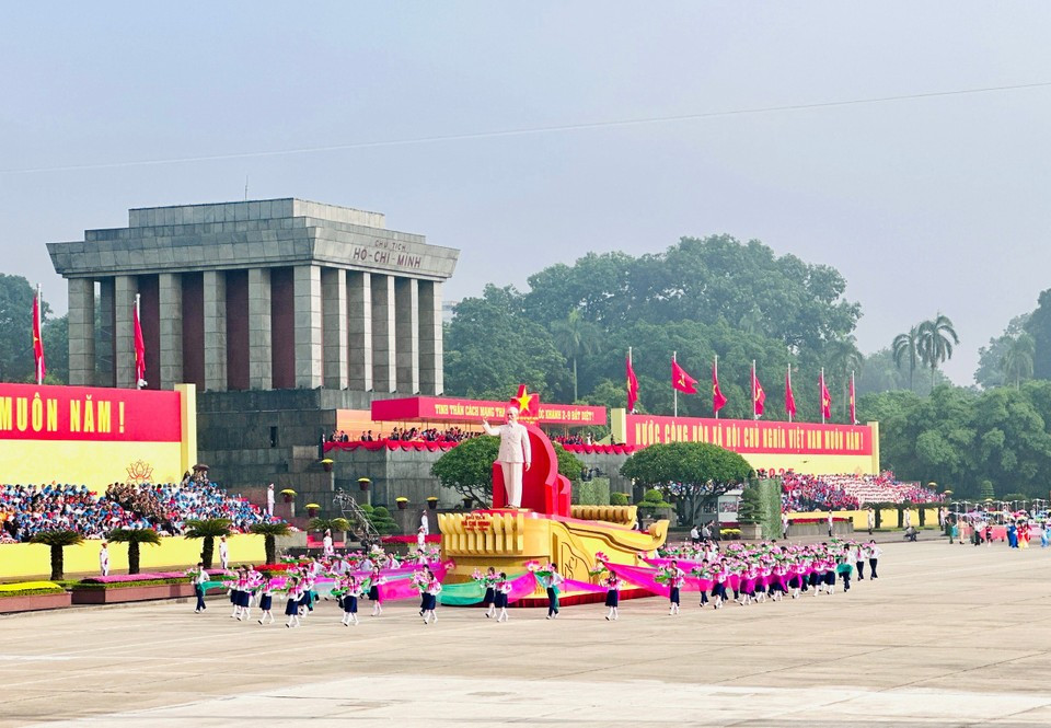 Колонна автомобилей с бюстом Президента Хо Ши Мина. (Фото: Vietnam+)