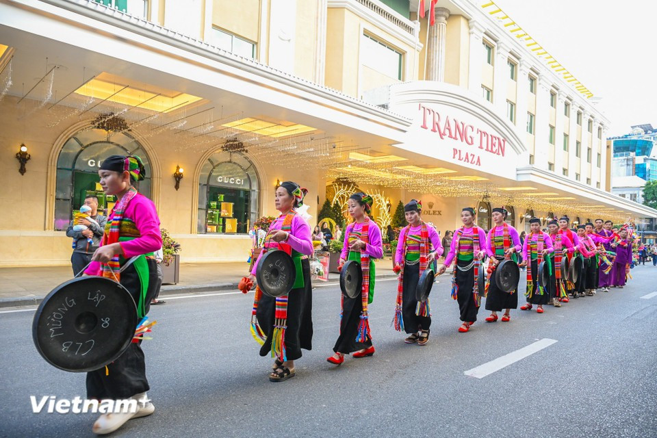 Колонна шествия прошла вокруг района озера Хоанкием по маршруту Хай Ба Чынг — Чанг Тьен — Динь Тьен Хоанг — Ханг Дау. (Фото: Vietnam+)