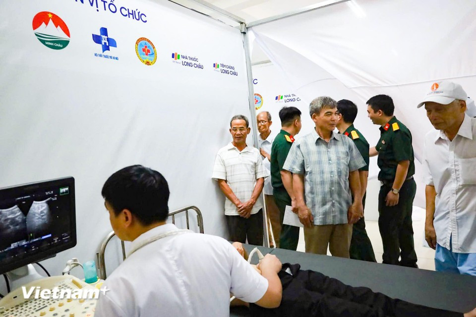 Один из жителей проходит ультразвуковое исследование брюшной полости. (Фото: Vietnam+)