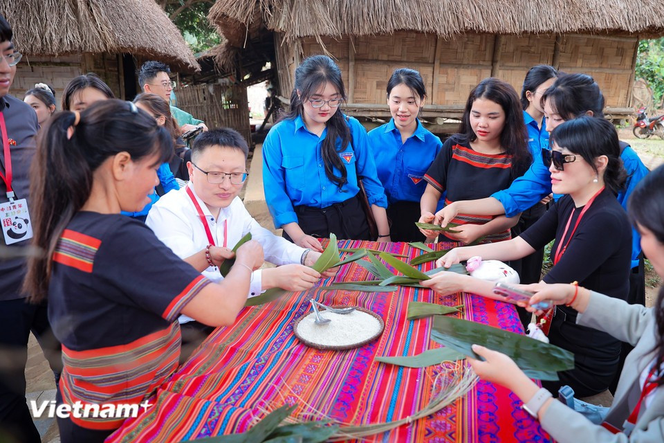 Туристы также могут попробовать себя в приготовлении различных видов пирожных из клейкого риса. (Фото: Vietnam+)