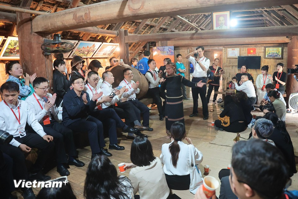 Одновременно проводятся мероприятия культурно-художественного обмена в пространстве домов на сваях. (Фото: Vietnam+)