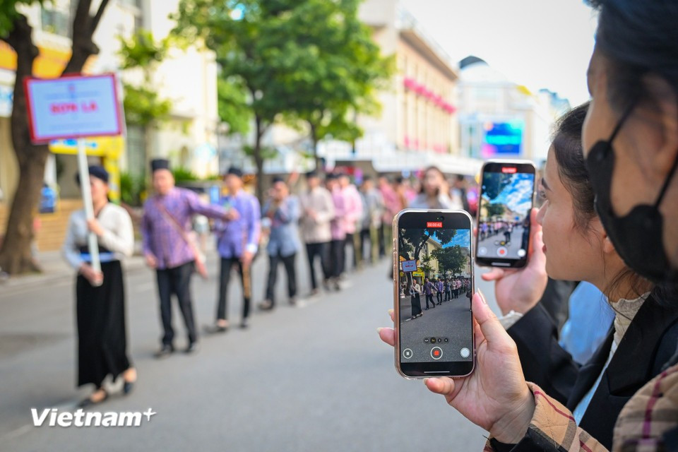 Тысячи жителей столицы останавливались, чтобы полюбоваться яркими выступлениями представителей народности Мыонг. (Фото: Vietnam+)